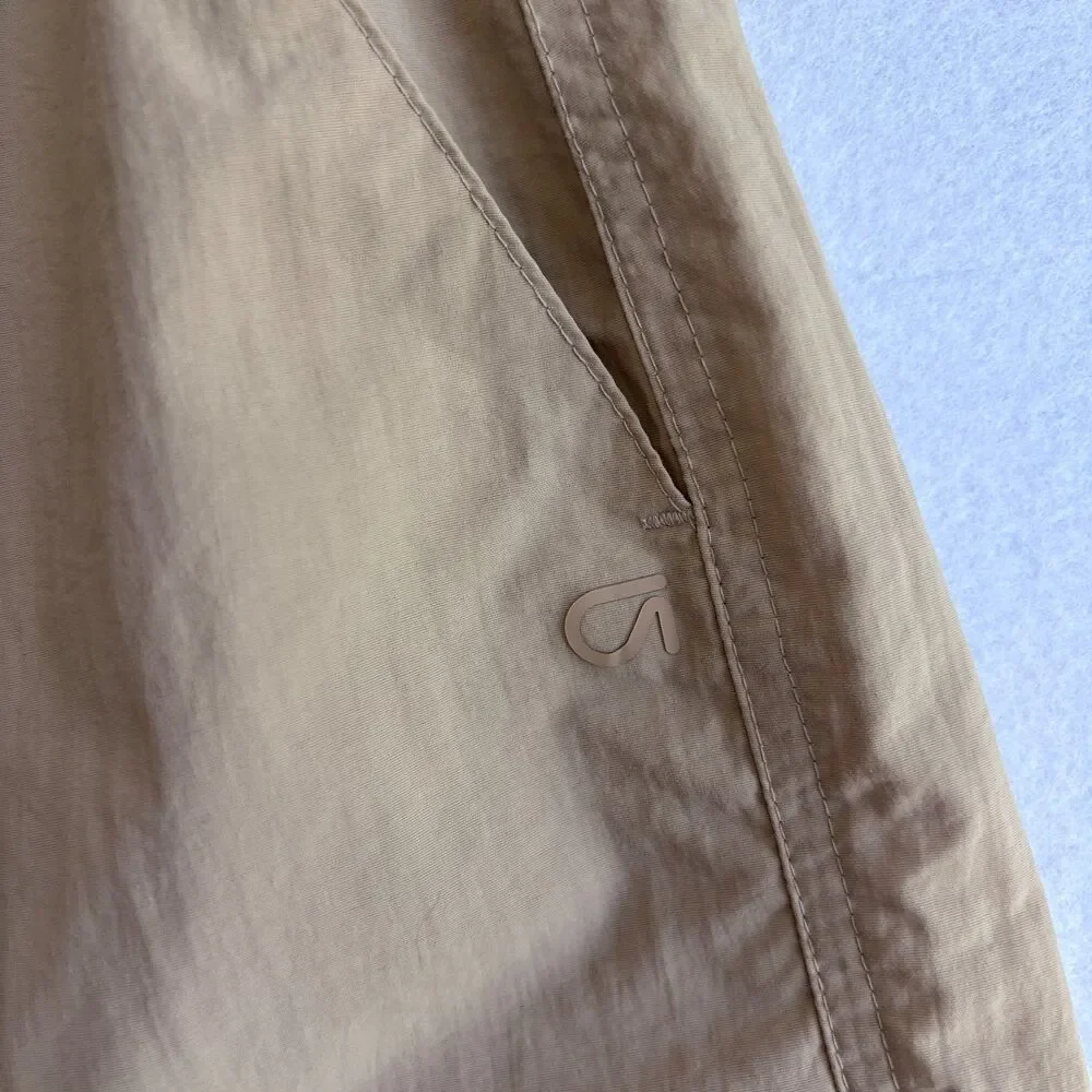 Gap Fit Nylon Pull On Short Women's MP Camel Tan Pockets Walk Camp Hike Comfort